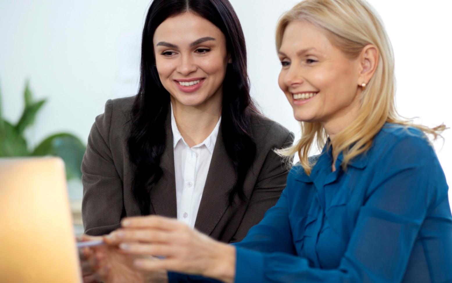 Espacio de trabajo con análisis financiero y gráficos de proyección