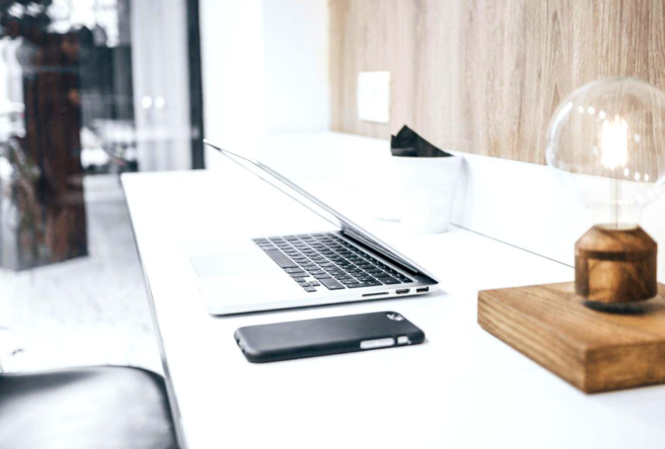 Equipo analizando escenarios financieros complejos